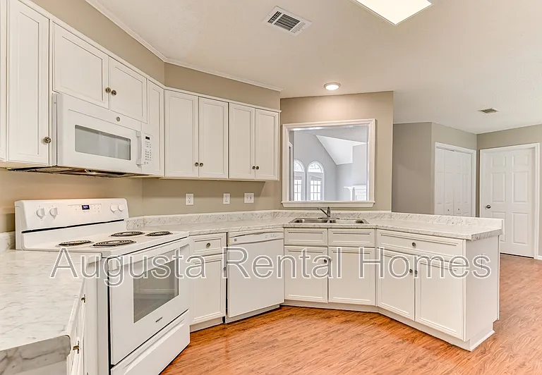 208 Stonington Dr — Photo 25
