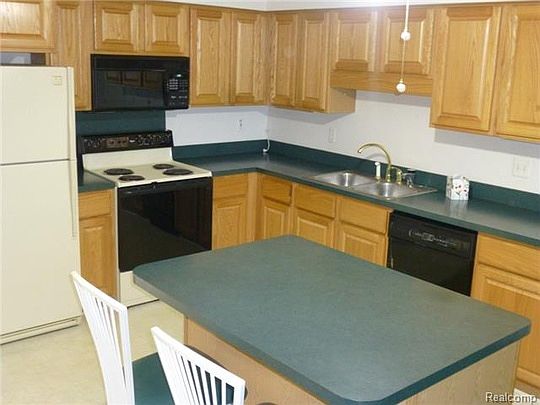 3rd image of 4442 N Meadow Dr