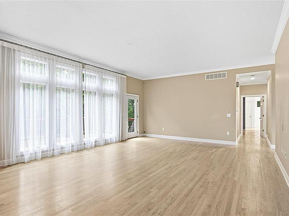 5th image of 2530 Greenwood Dr