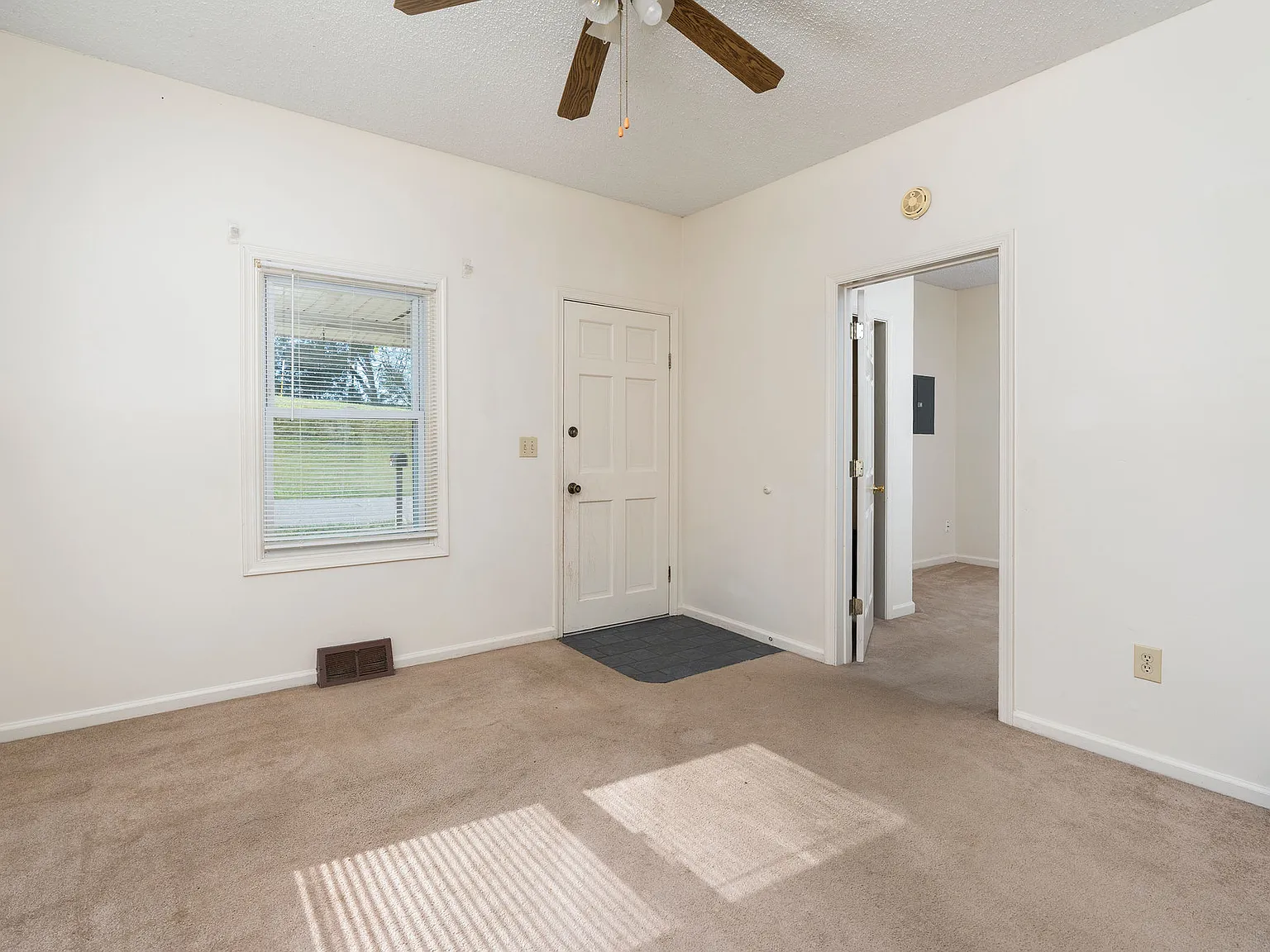 2 bed, 851 sqft, $1,350 — Photo 2