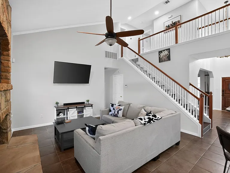 395 Spring Dr — Photo 22