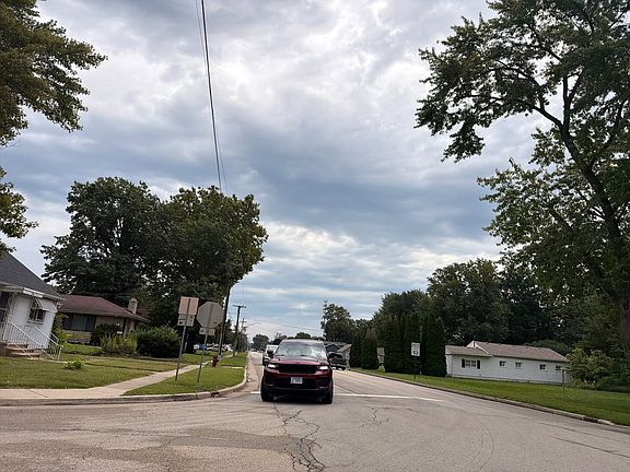 4th image of 141 S Division St