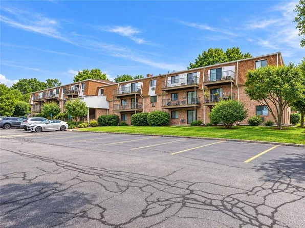 752 Quaker Ln #B207, Warwick, RI 02818
