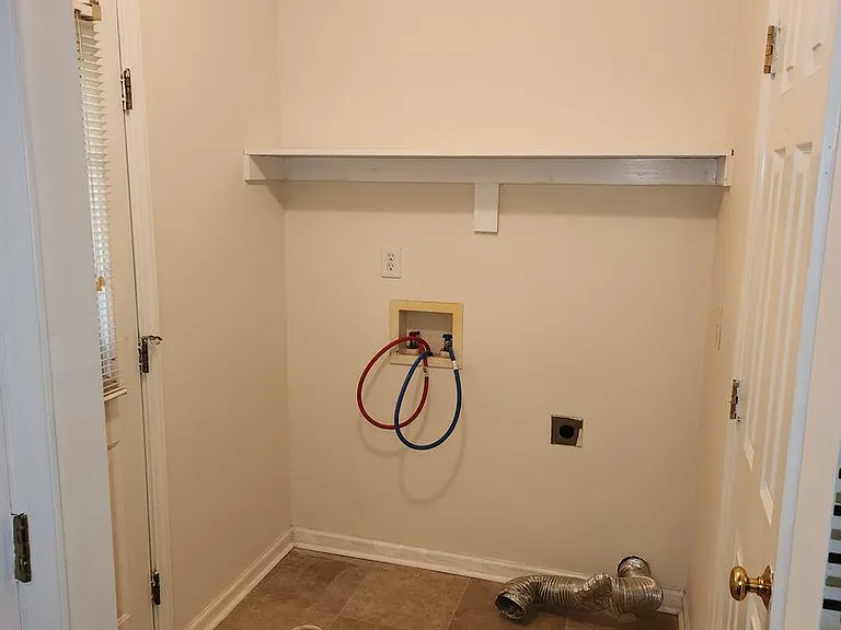 860 Darby St — Photo 10