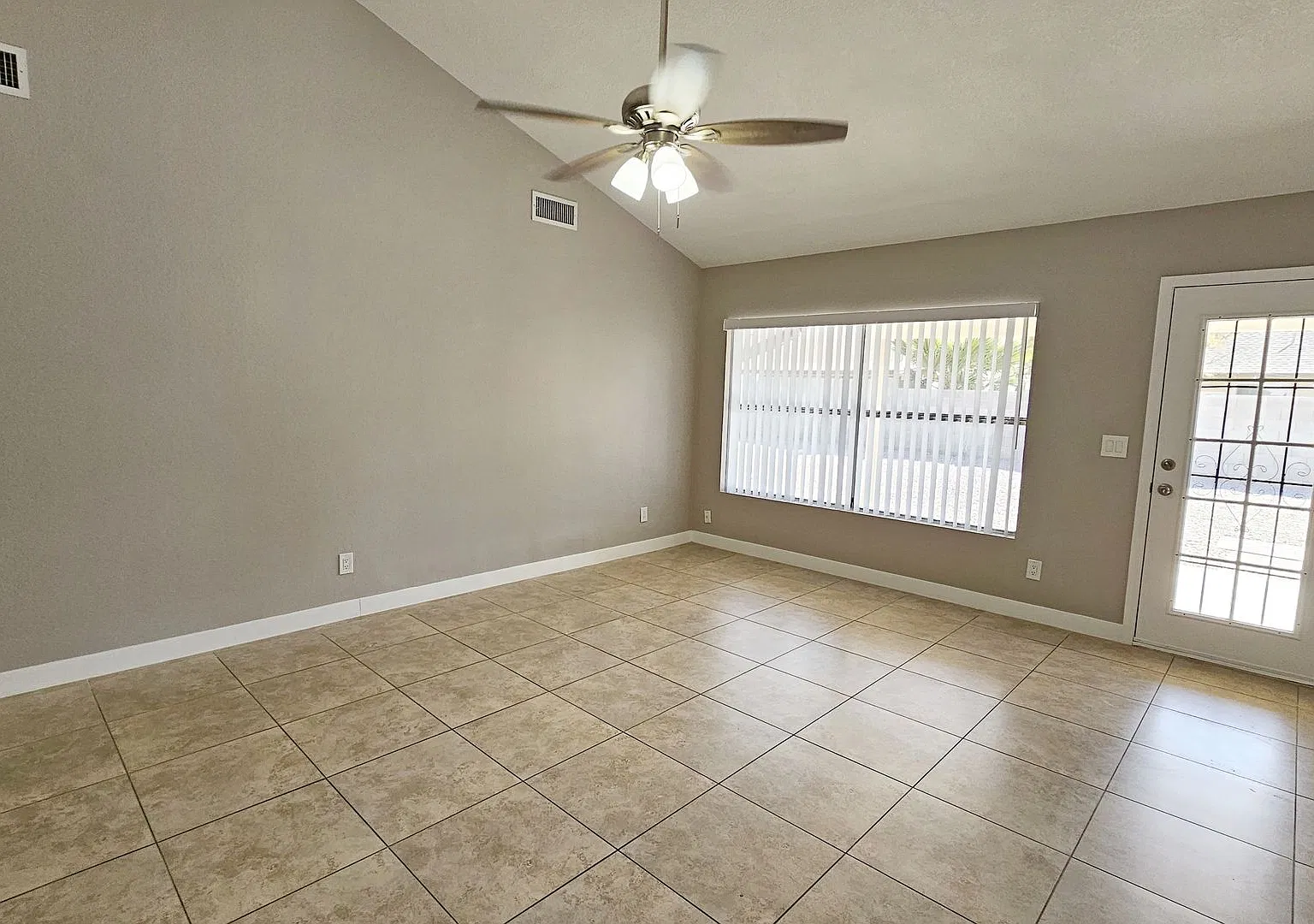 Renovated 4 Bedroom 2 Bathroom in Glendale! — Photo 3