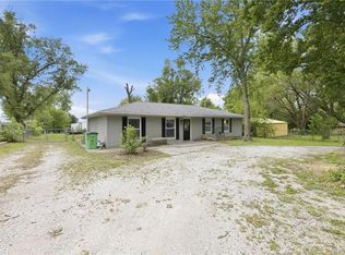510 E 2nd St, Pomona, KS 66076