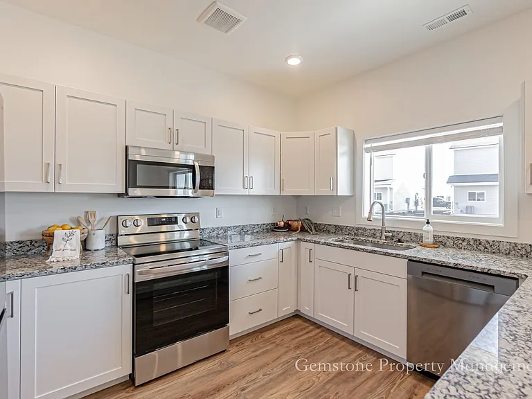 528 Harvester Ave — Photo 12