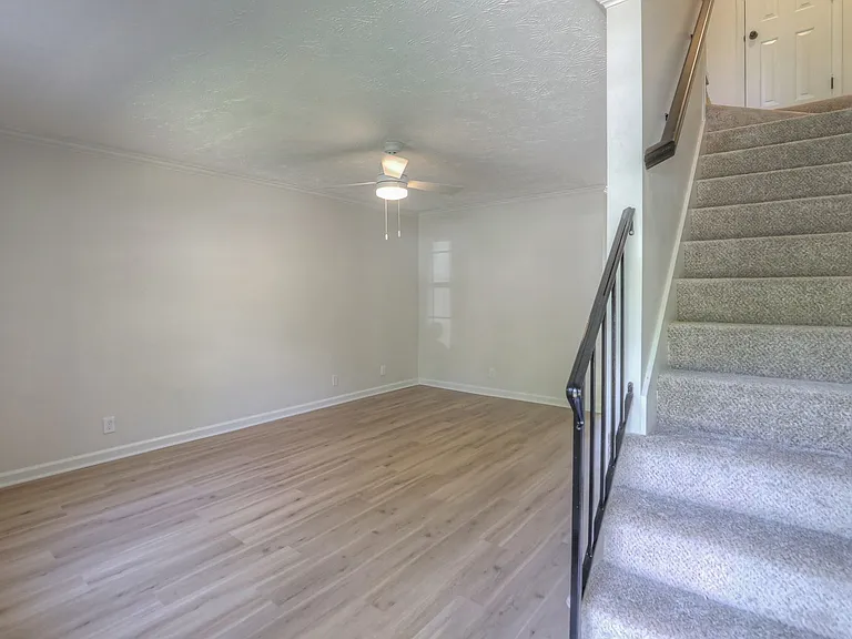135 Brentwood Sq — Photo 7