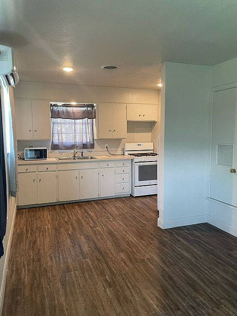 From front Door looking in to kitchen.
