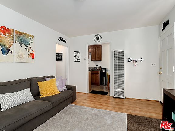 5th image of 937 E Hyde Park Blvd