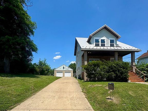 Front of home w/garage