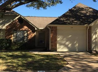 719 E Country Grove Cir, Pearland, TX 77584