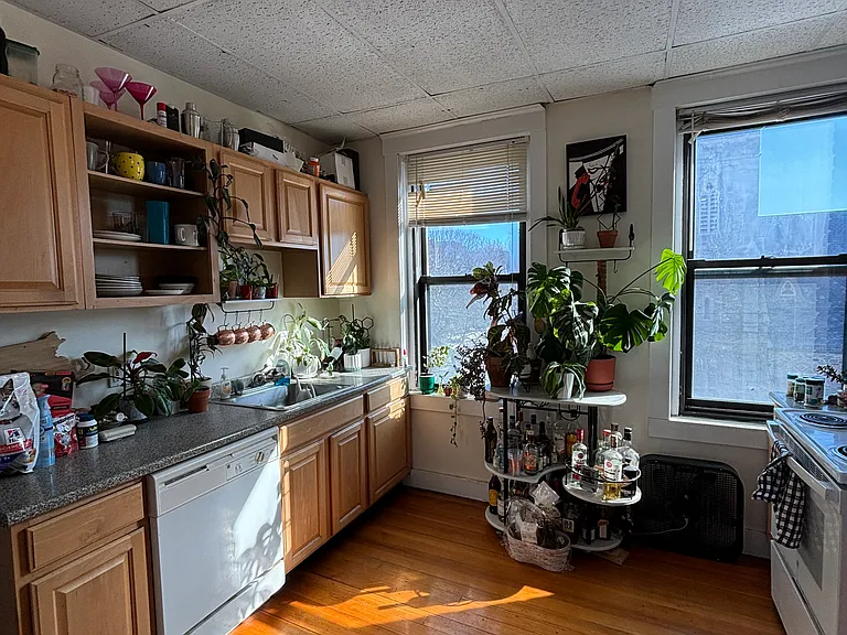 40 Carlton St #14 — Photo 4