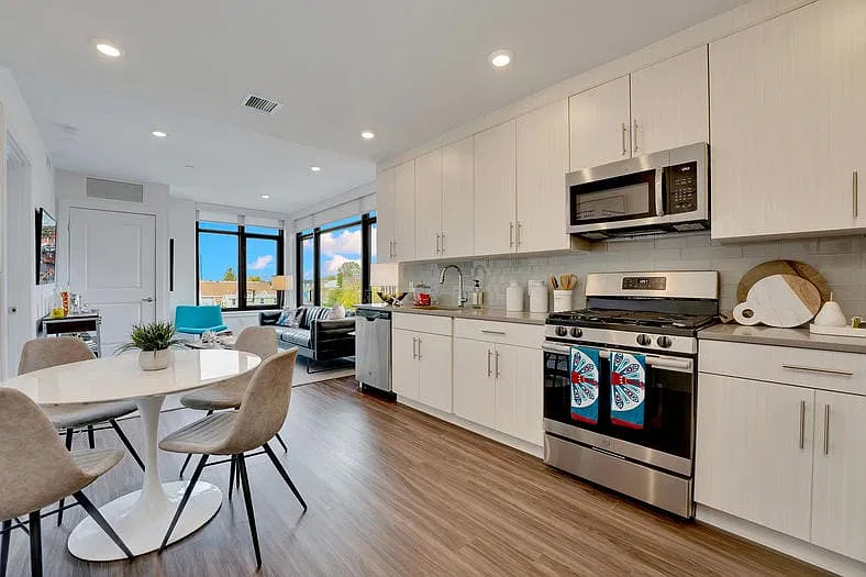 Studio, 667 sqft, $2,530 — Photo 3