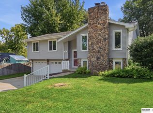 823 Tara Rd, Papillion, NE 68046