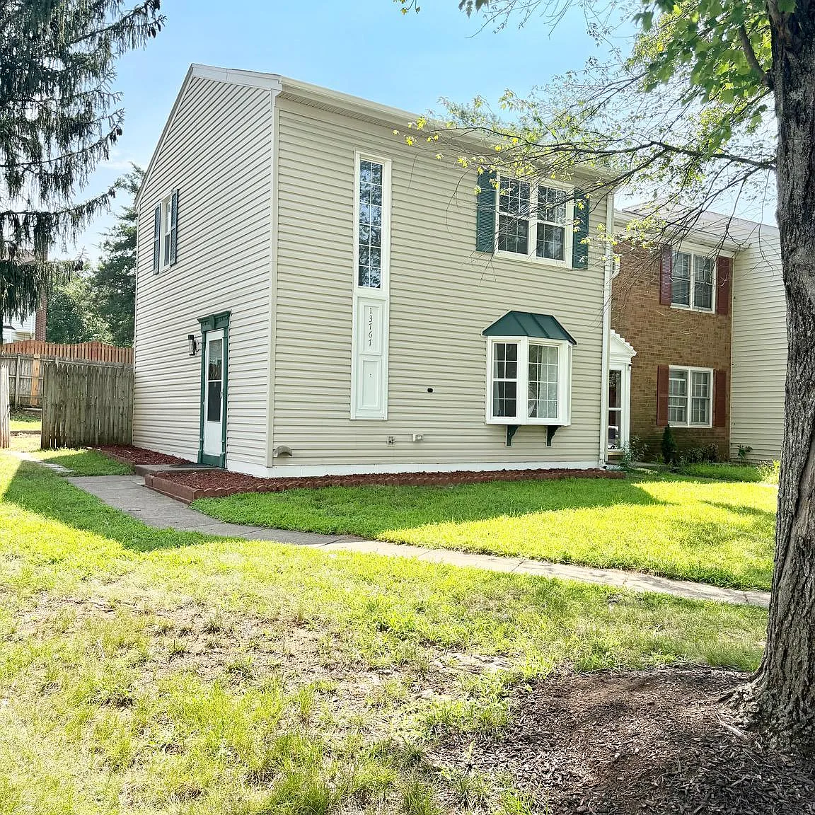 3 bed, 1.5 bath, 1056 sqft, $2,400 — Photo 2