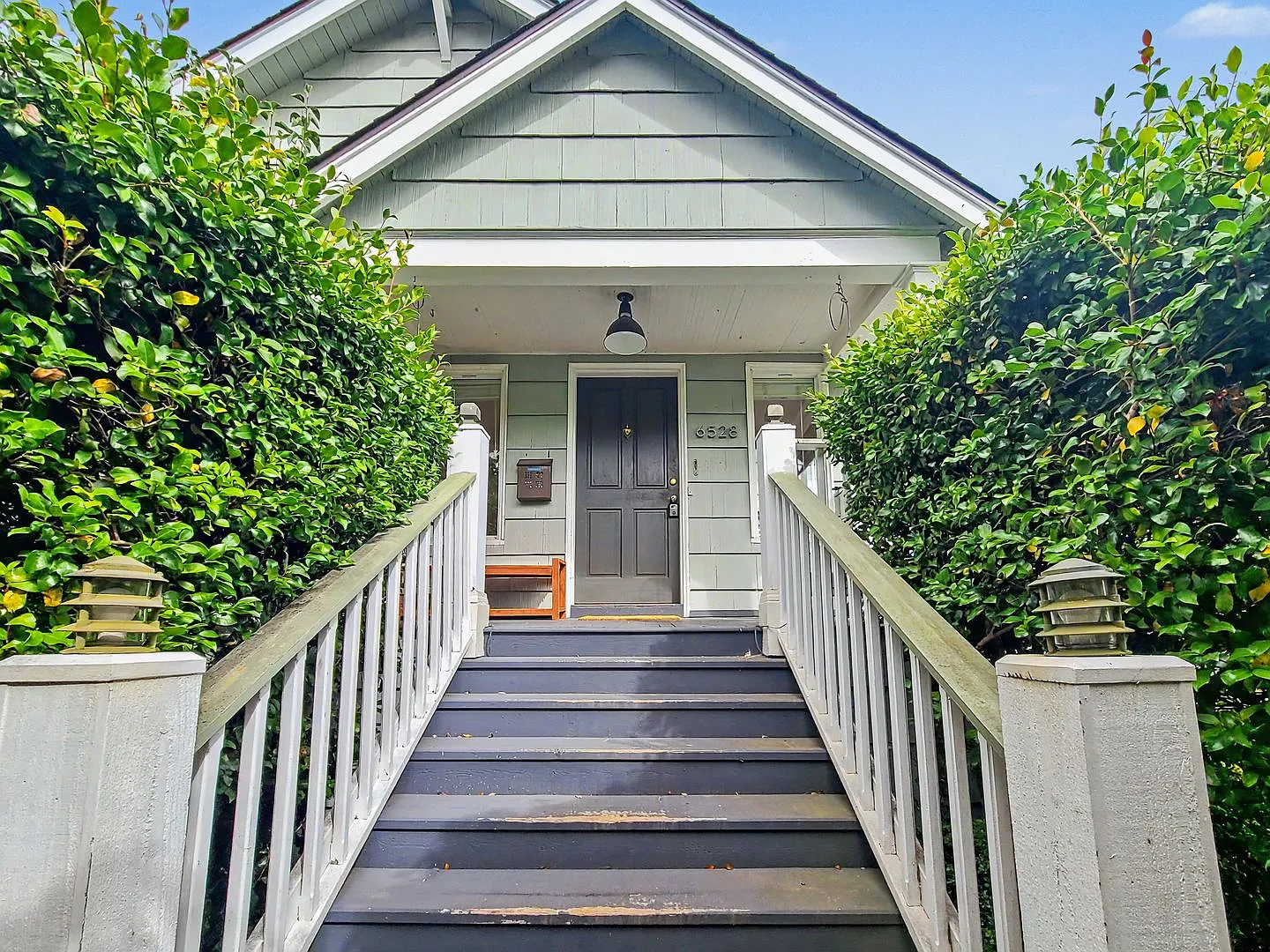 Available Now! Crown Hill Gem With 3 Bedrooms, Private Balcony, Deck & Ev Charging — Photo 2