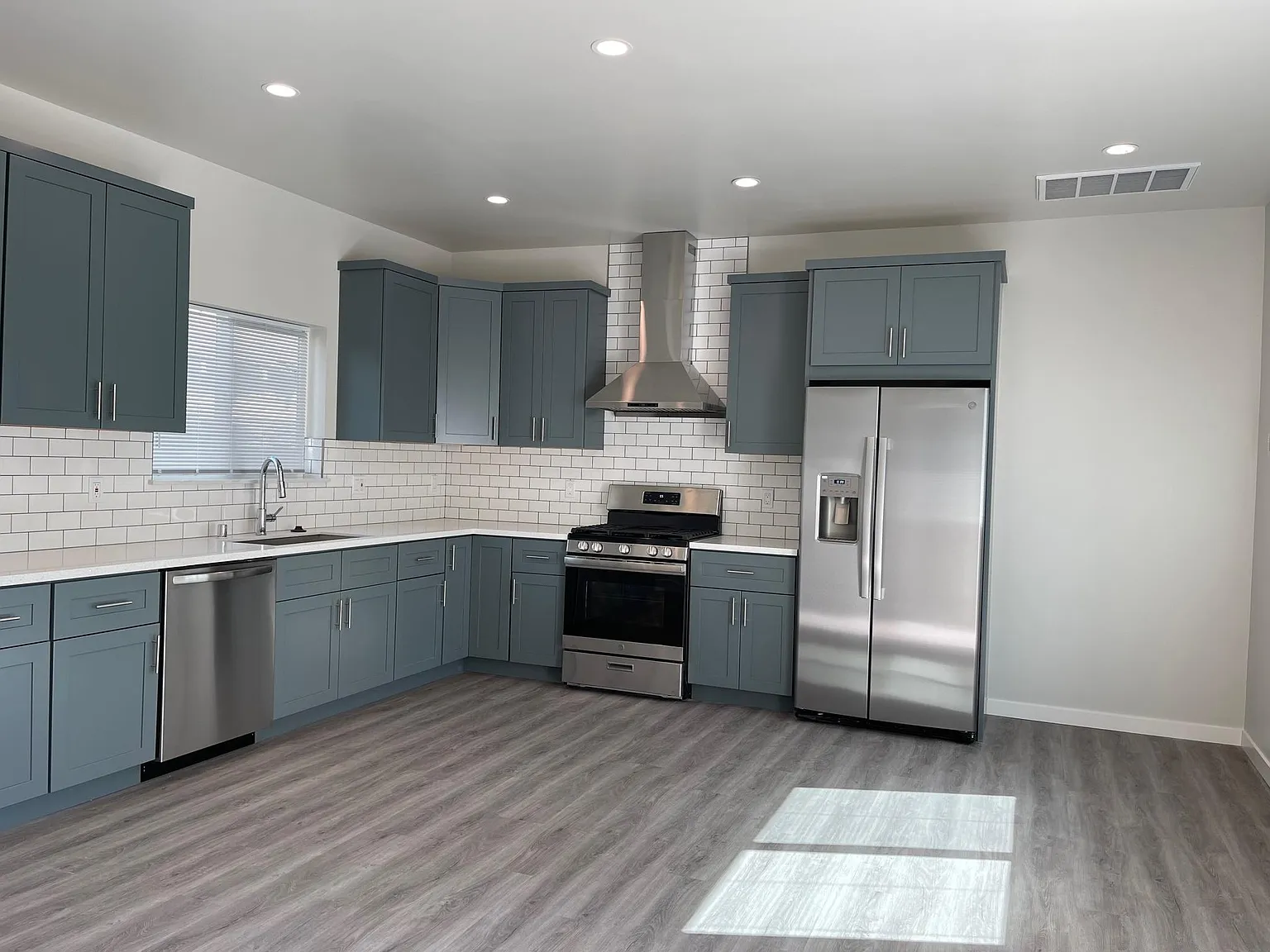 2 bed, 850 sqft, $3,200 — Photo 2