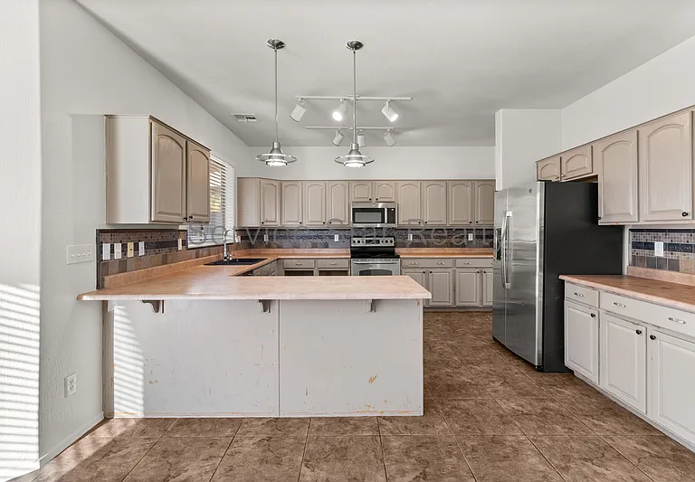 10122 W Albeniz Pl — Photo 16