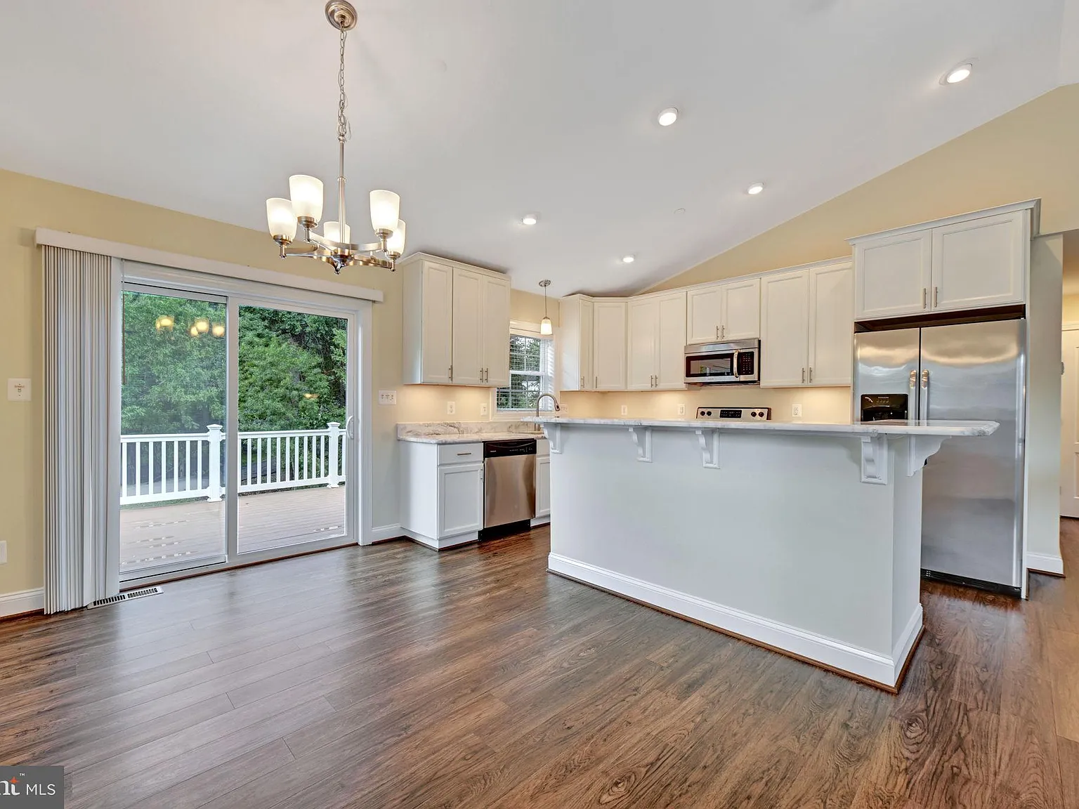 3 bed, 3.0 bath, 1844 sqft, $3,900 — Photo 3