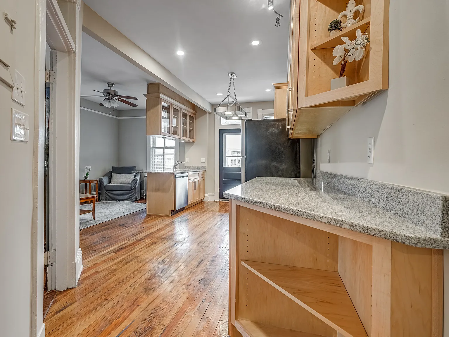 3 bed, 1230 sqft, $3,000 — Photo 2