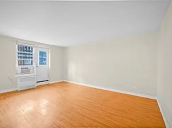 393 Avenue S image 4 of 10