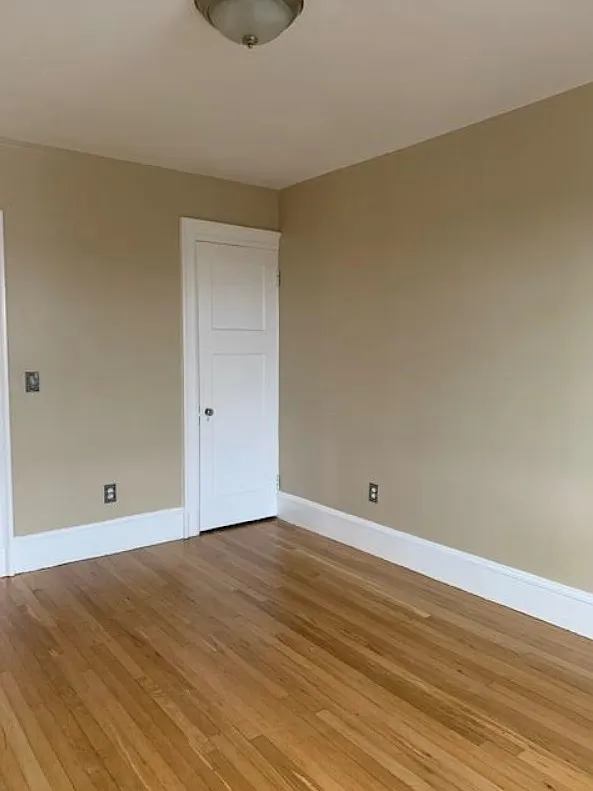 3 bed, 1000 sqft, $6,019 — Photo 2