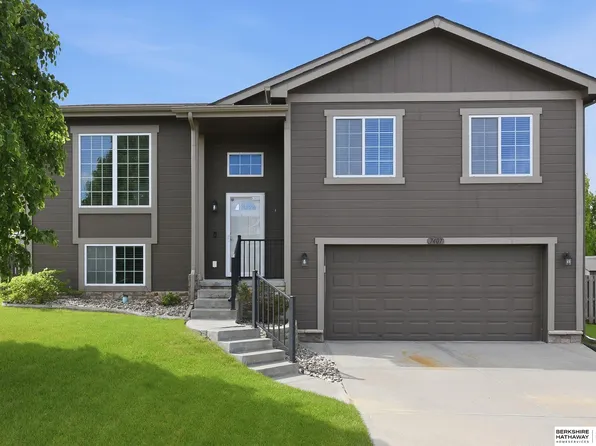 7407 Peters St, La Vista, NE 68128