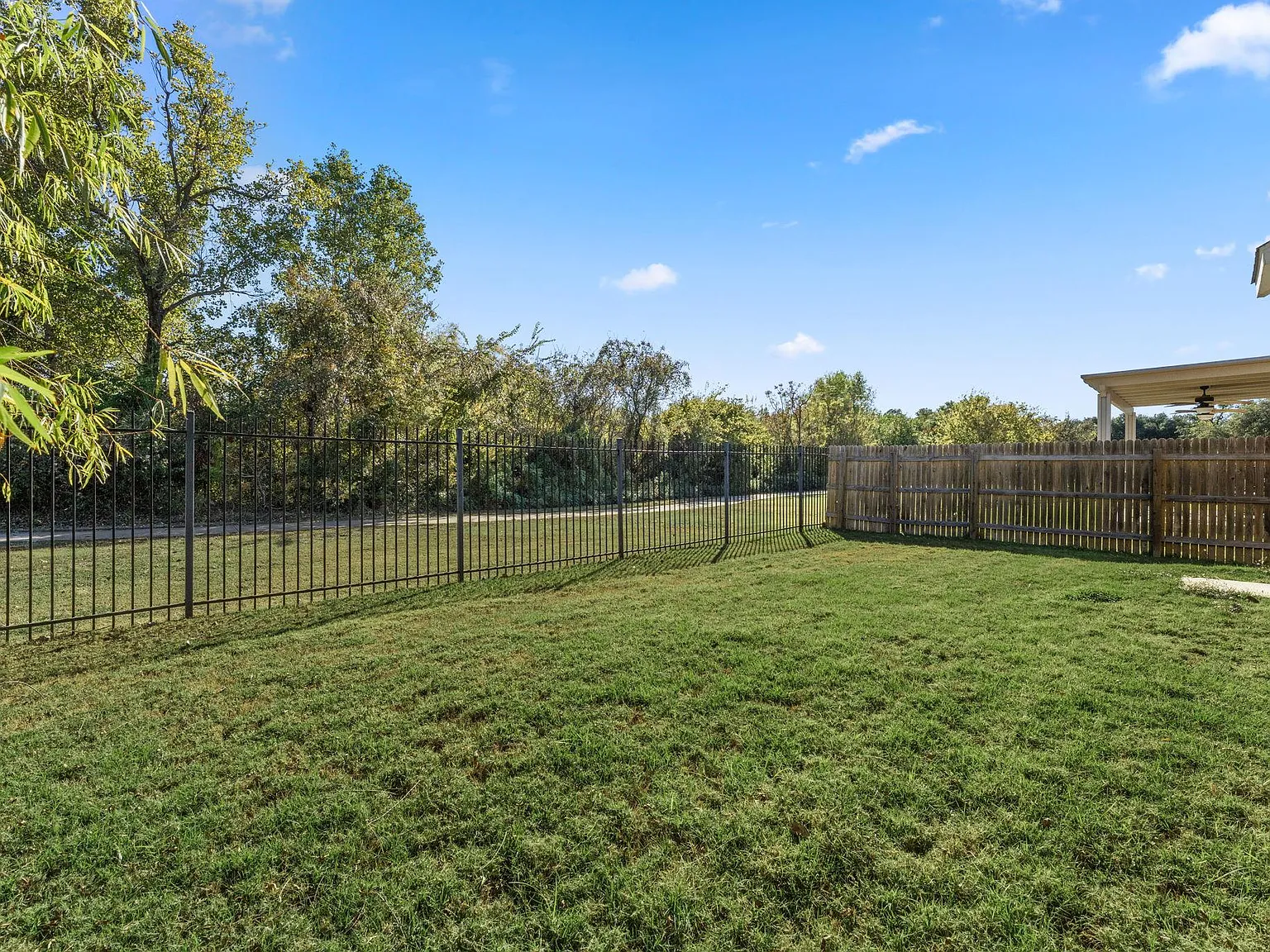 3 bed, 2.5 bath, 2494 sqft, $2,200 — Photo 3