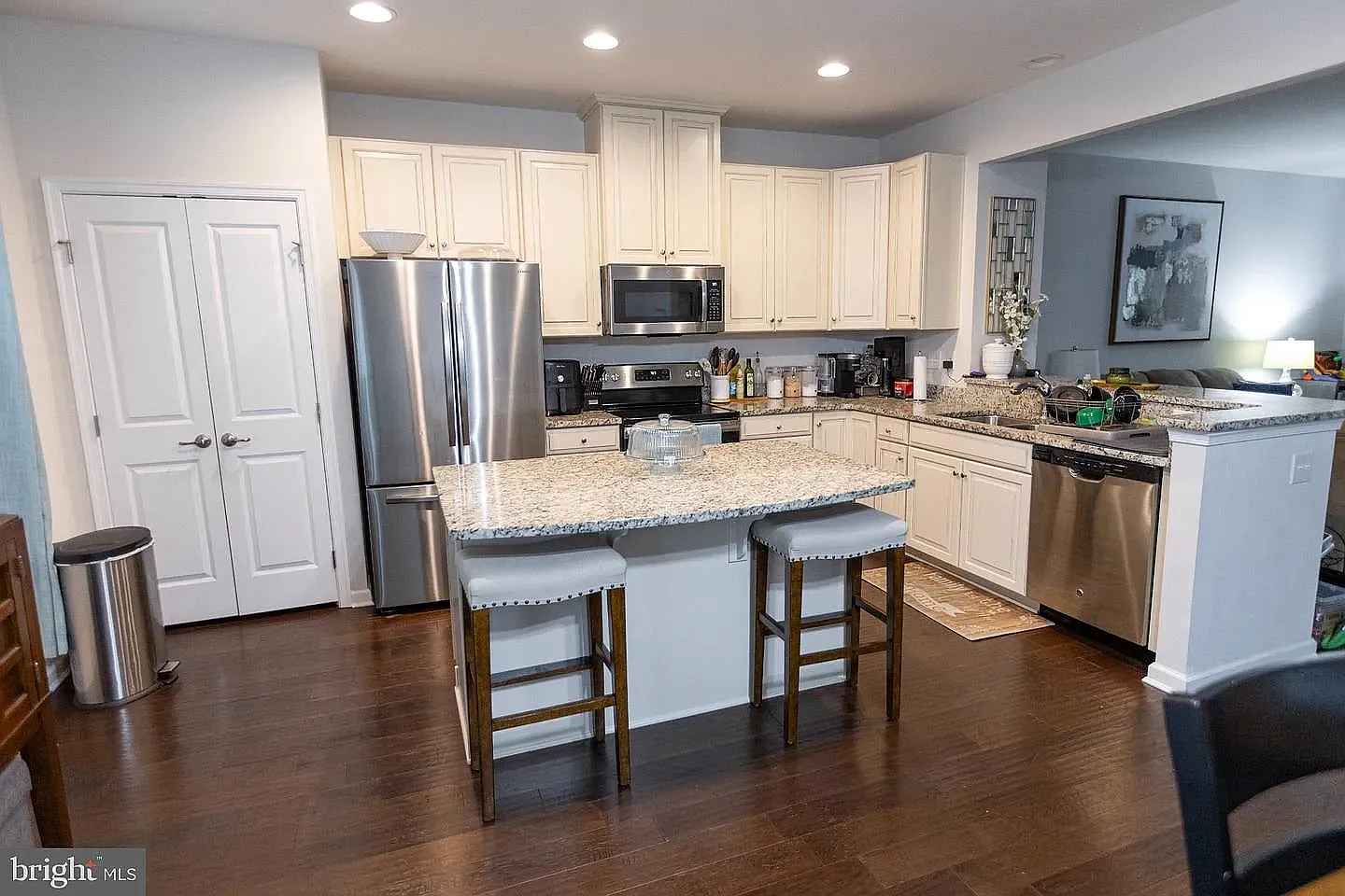 3 bed, 2.5 bath, 1975 sqft, $2,850 — Photo 2