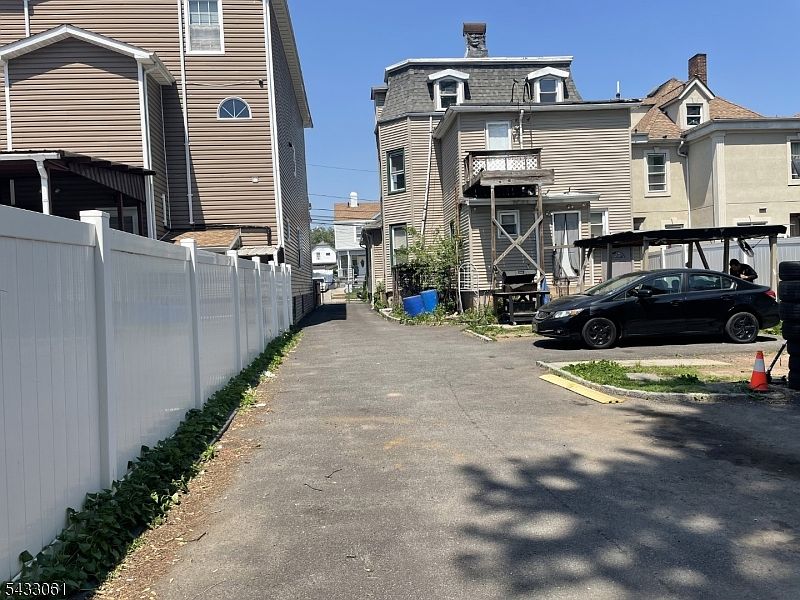 2nd image of 218 Orchard St