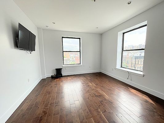3rd image of 220 Wadsworth Ave APT 401