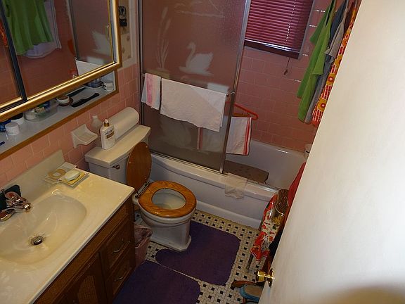 Bedroom level full bath