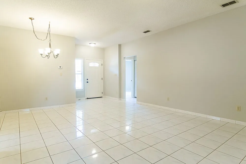 3 bed, 2.0 bath, 1571 sqft, $2,385 — Photo 4