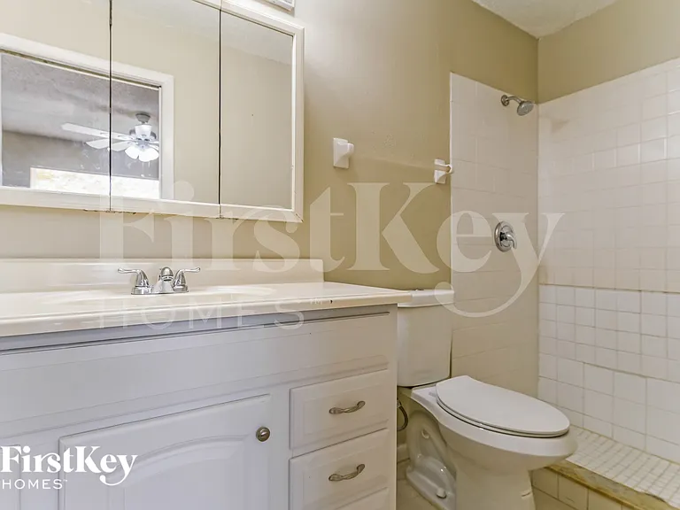 325 NE 23rd Ave — Photo 16