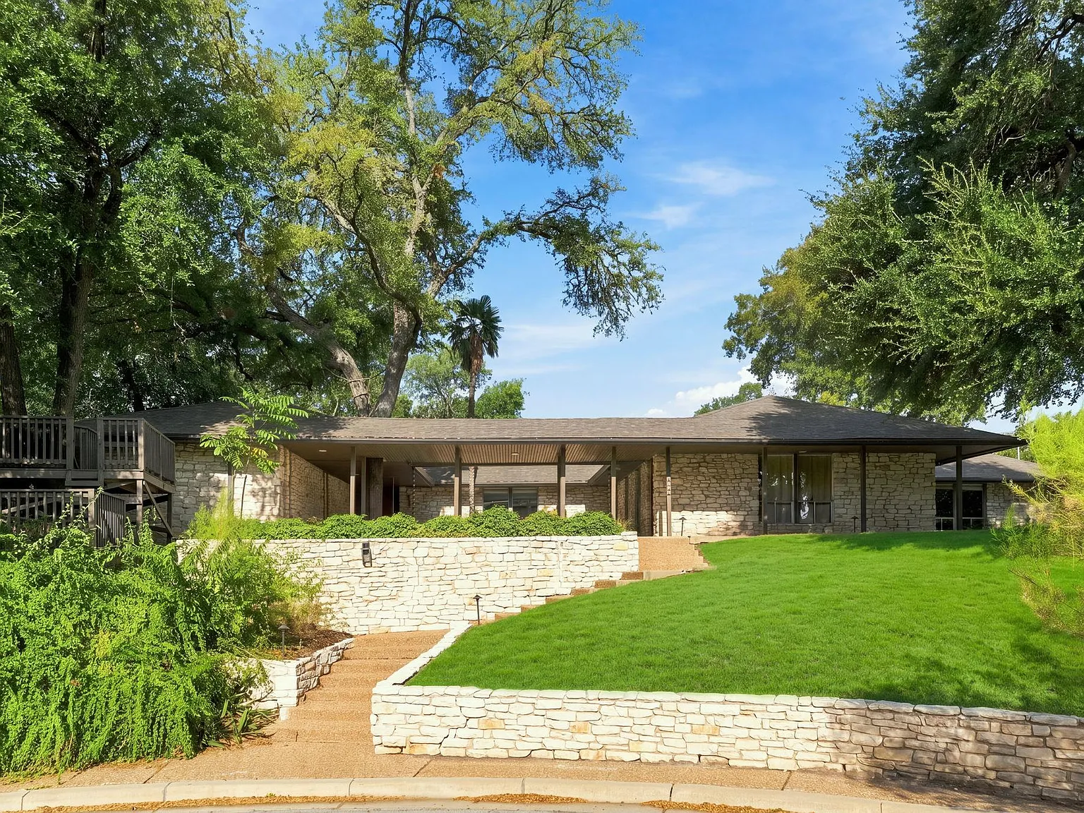 5 bed, 3.0 bath, 3704 sqft, $5,000 — Photo 1