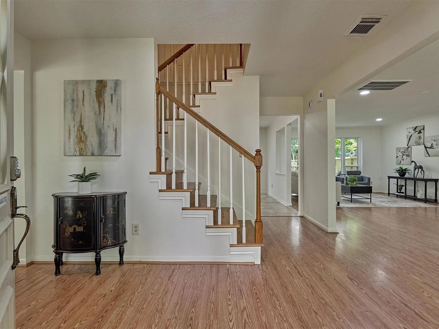 4 bed, 2.5 bath, 2076 sqft, $2,900 — Photo 3