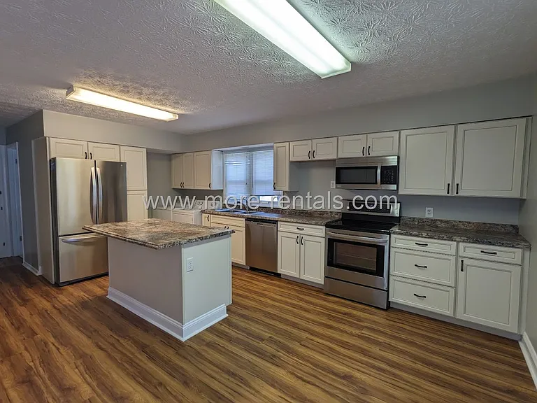 398 Collingwood Ave — Photo 4