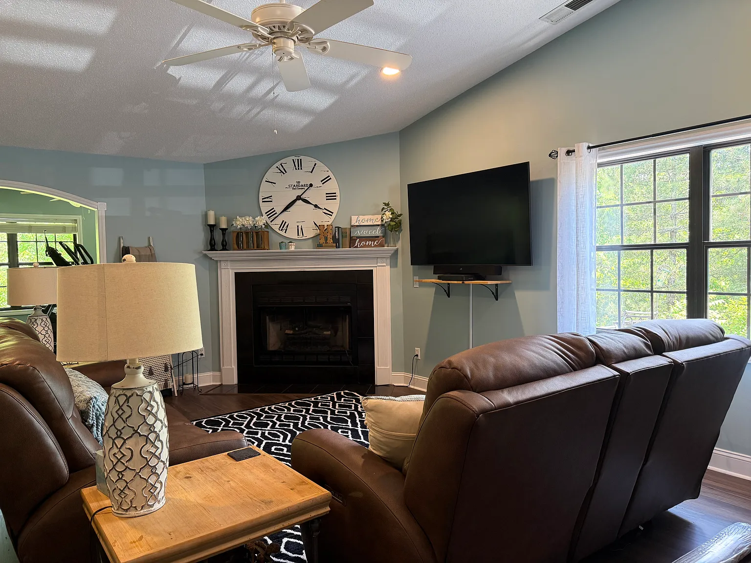 2 bed, 1936 sqft, $1,800 — Photo 2