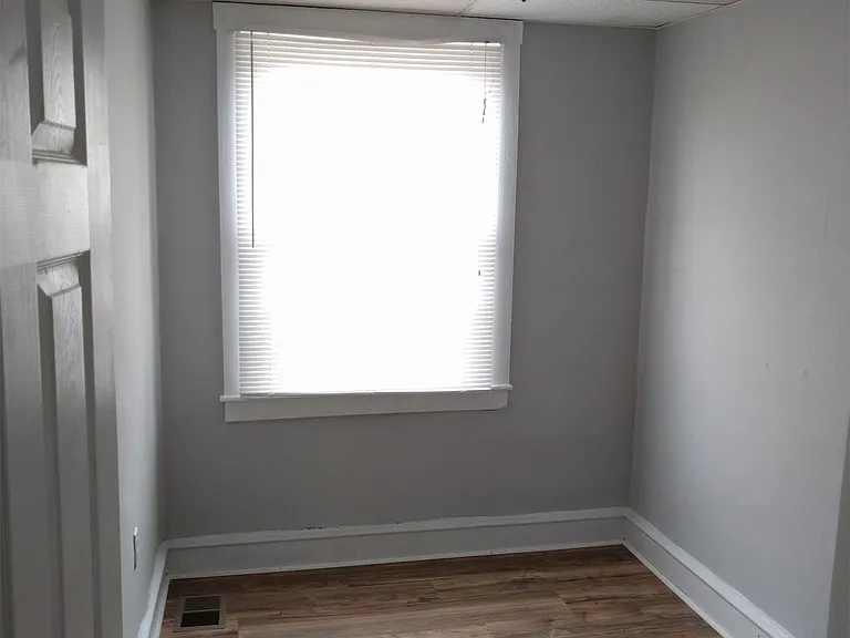 6005 N Woodstock St — Photo 2