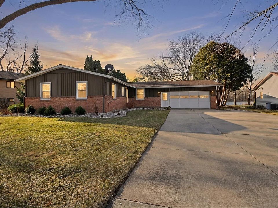 1st image of 901 Riverview Dr