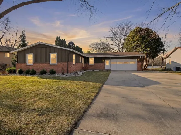 901 Riverview Dr, Alma, MI 48801