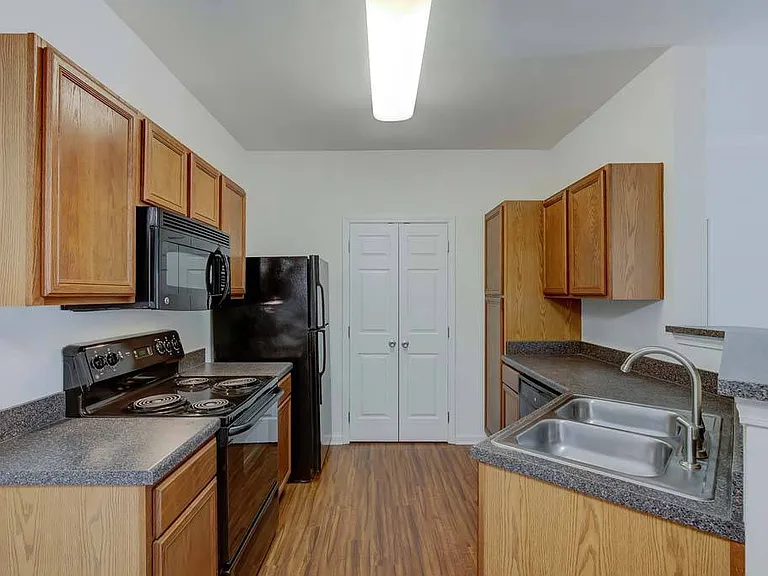 Ethan Pointe Apartments — Photo 26