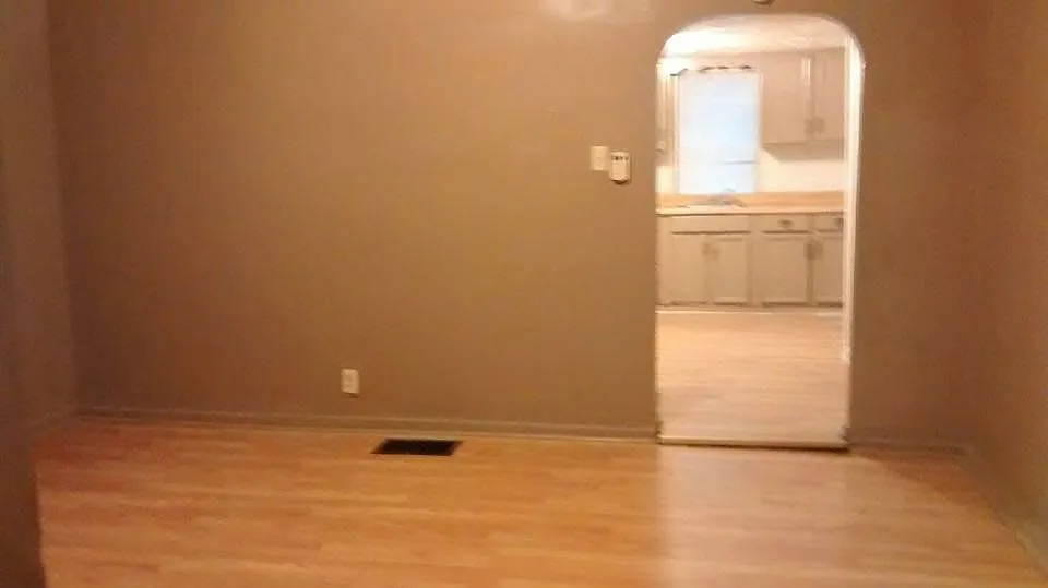 527 Lenora Street — Photo 3