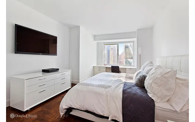 Rented by Douglas Elliman | media 14