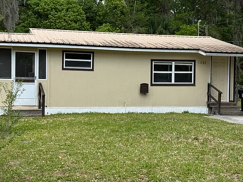 1203 Larry St Photo 1