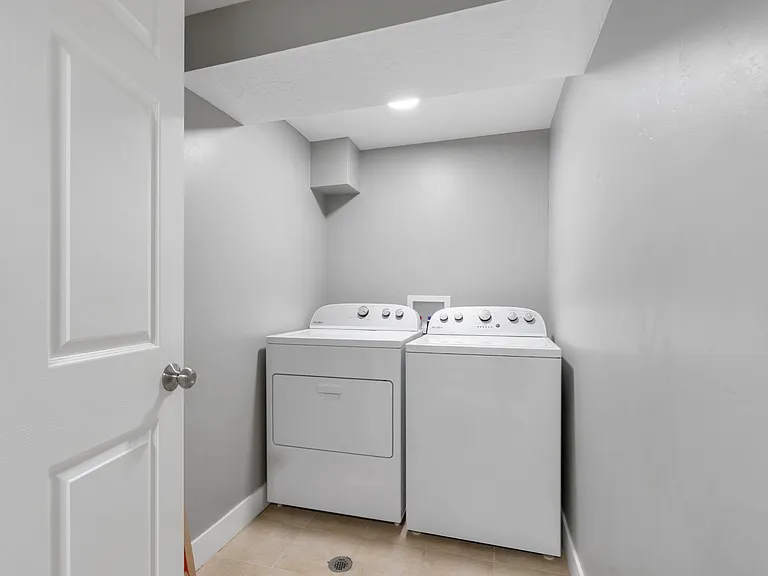 4085 S Olympic Way — Photo 16