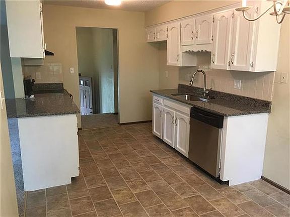 2nd image of 101 SE Crestwood Dr