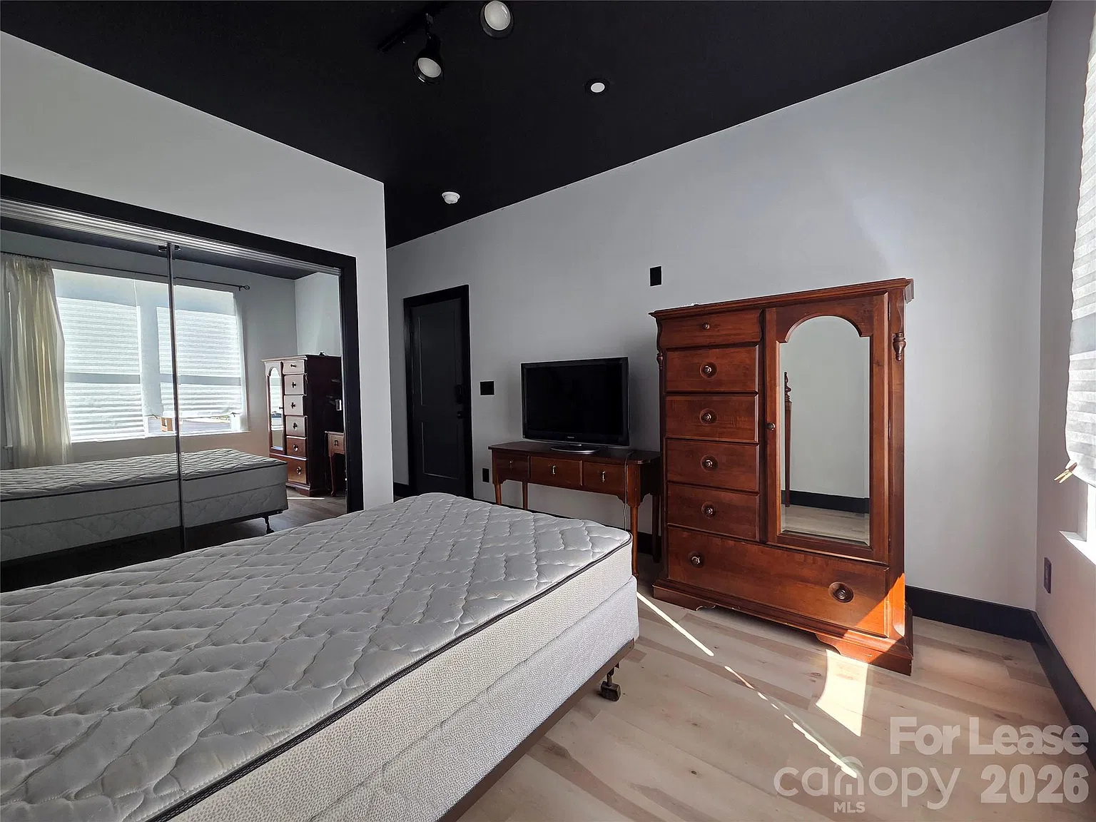1 bed, 1.0 bath, 400 sqft, $1,025 — Photo 2