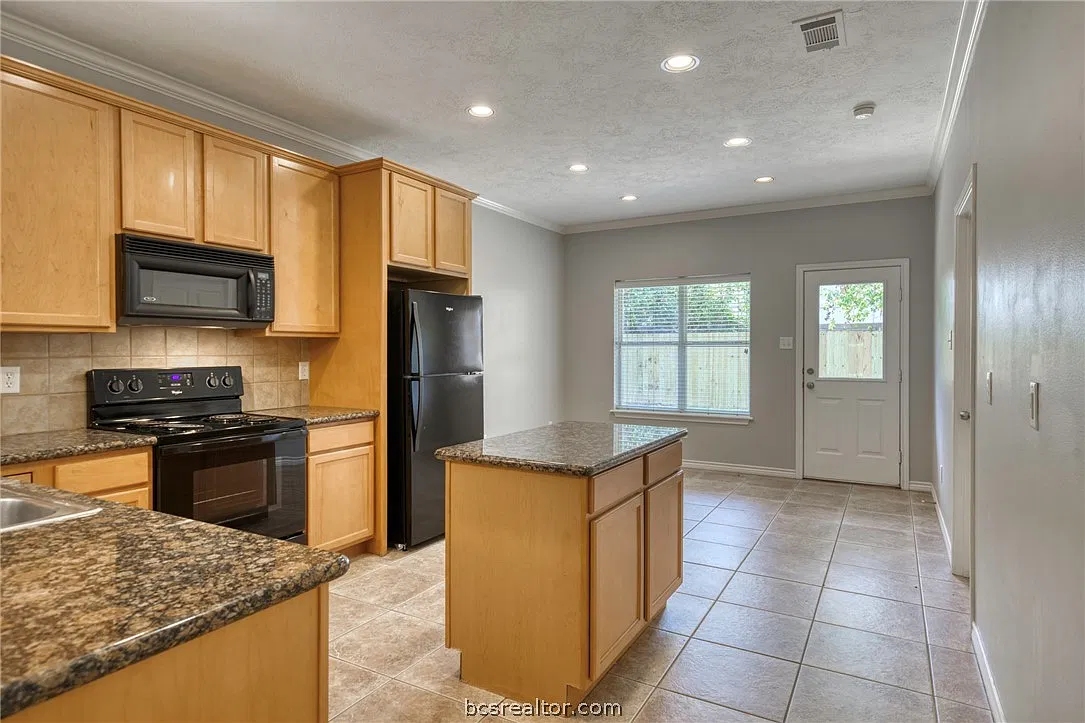 3 bed, 1303 sqft, $2,400 — Photo 4